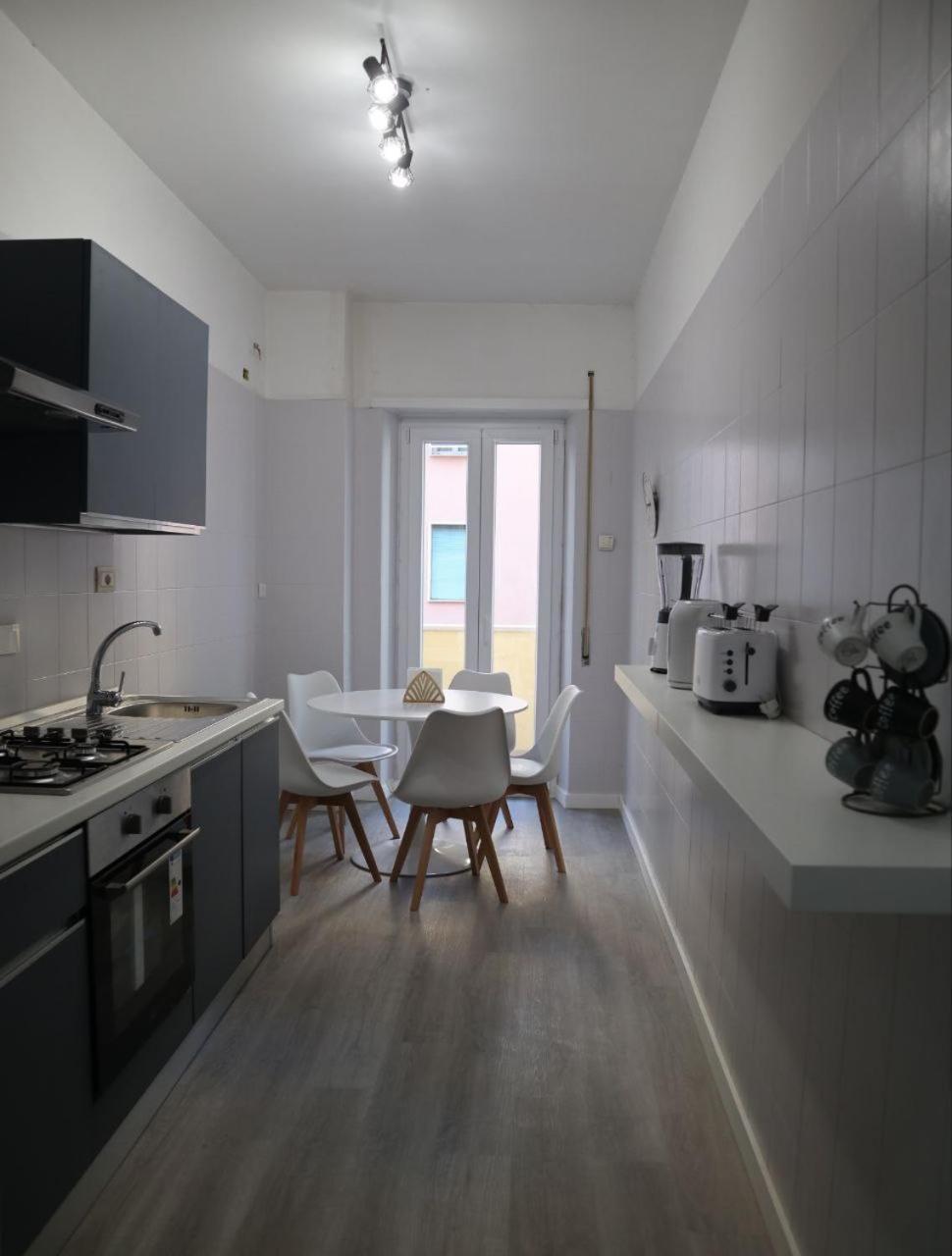 Sara'S Home - Modern Apartment Near Metro, Perfect For Families And Groups In Рим Екстериор снимка