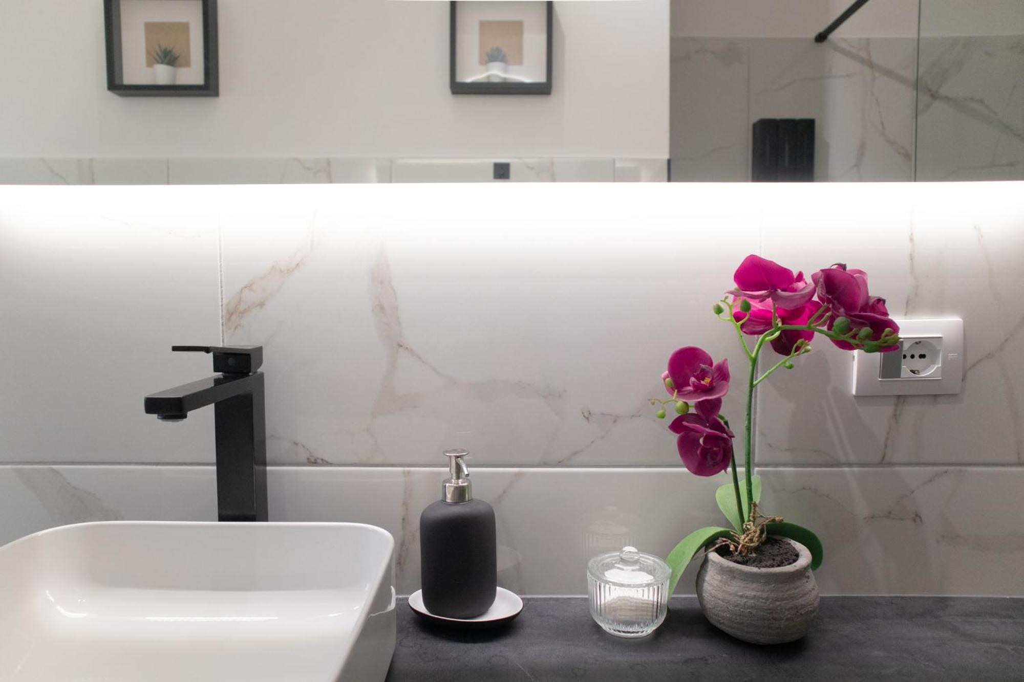 Sara'S Home - Modern Apartment Near Metro, Perfect For Families And Groups In Рим Екстериор снимка